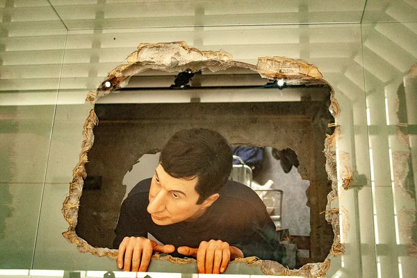 İsimsiz (Zeminden Bakan Figür) by Maurizio Cattelan